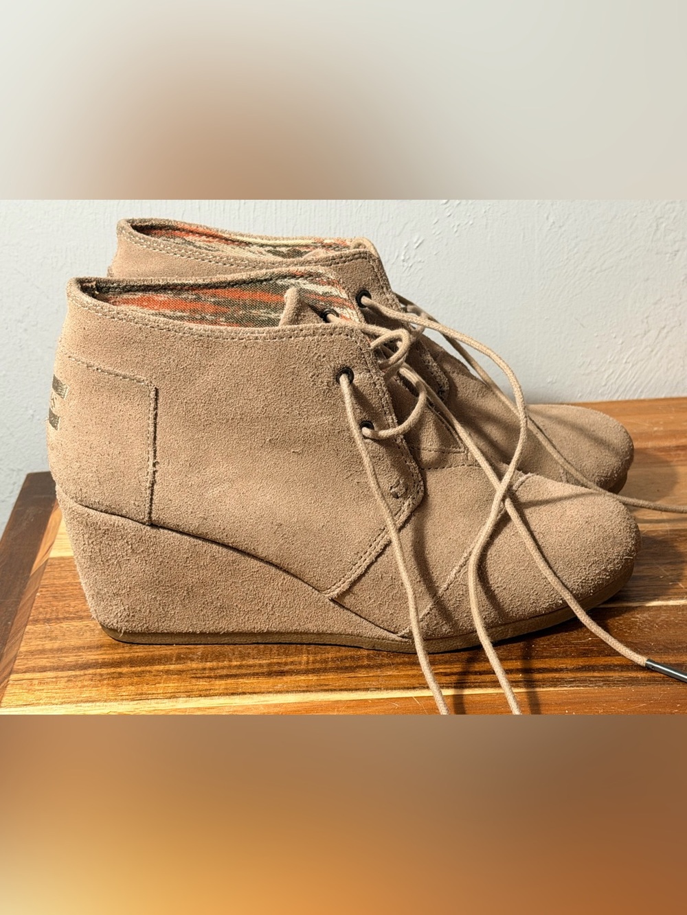 Tom’s Size 9 Neutral Suede Lace-Up Desert Boot - Picture 1 of 6